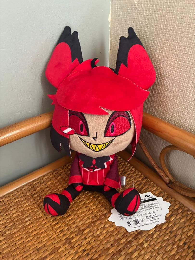 ハズビンホテル　アラスター　おすわりぬいぐるみ Amazon.co.jp: HAZBIN HOTEL おすわりマスコット（アラスター） : おもちゃ